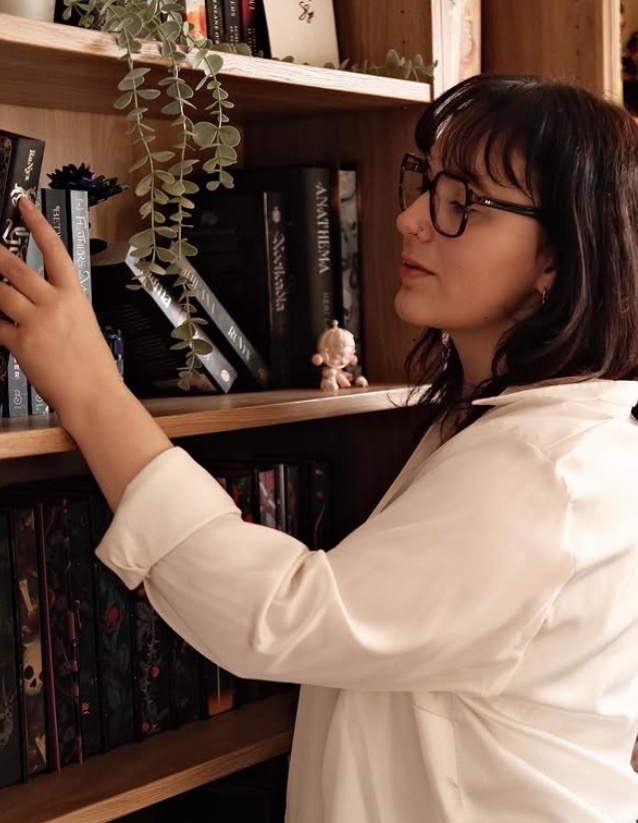 Perrine kiest een boek uit haar boekenkast
